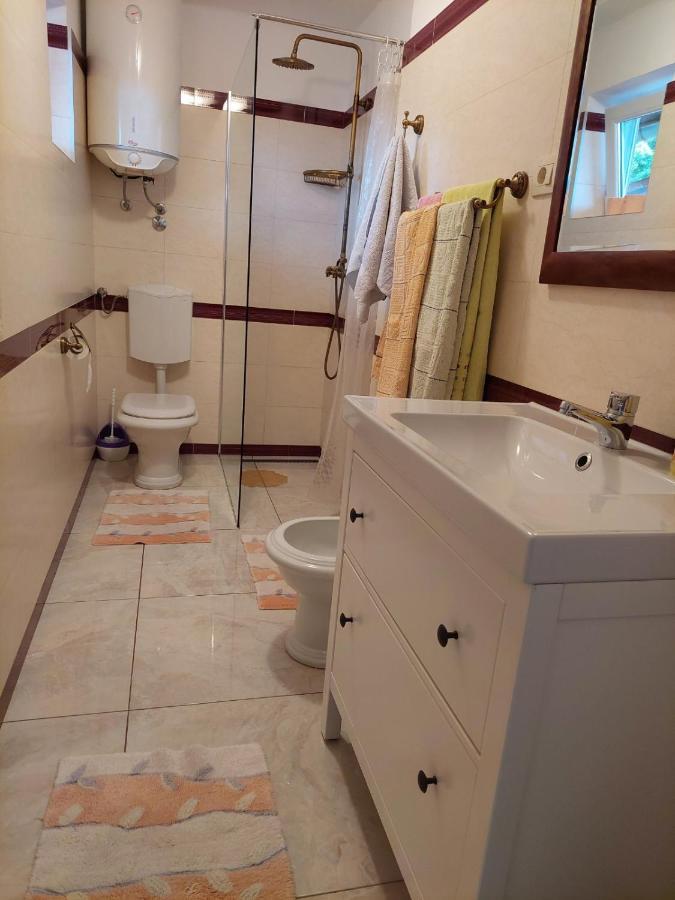 Beach Apartments Ловран Екстериор снимка