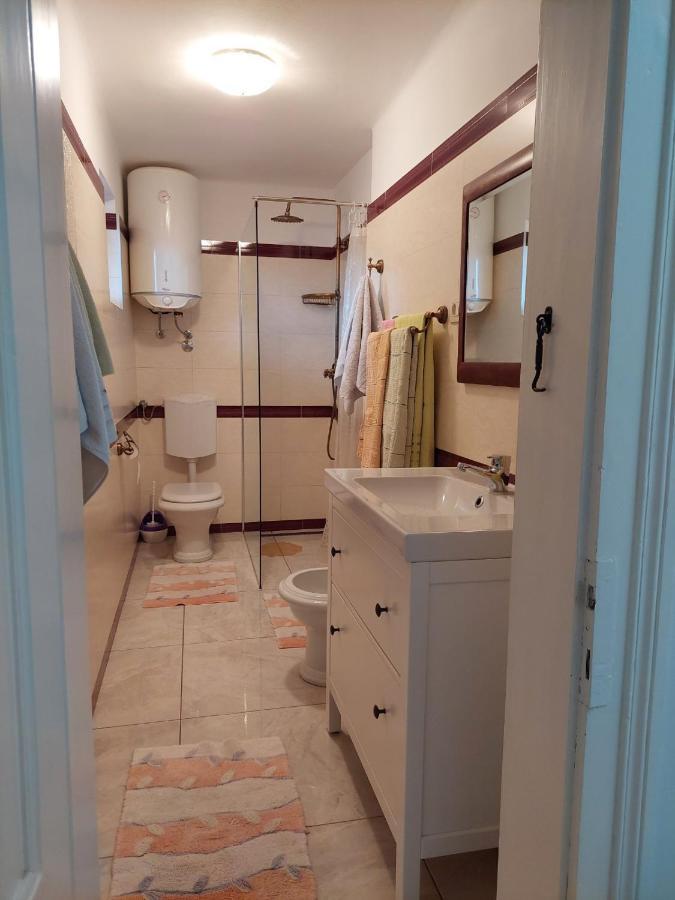 Beach Apartments Ловран Екстериор снимка